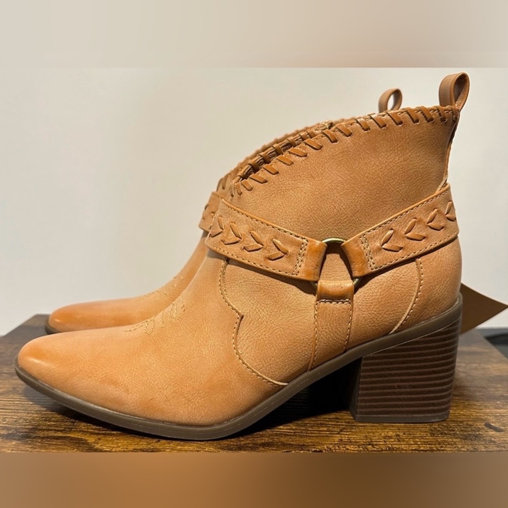Frye and Co Women’s Light Tan Palma Stacked Heel Booties NWT Size 9.5